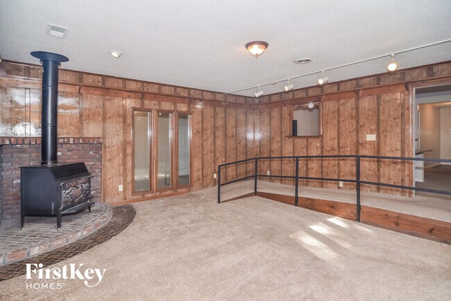 Building Photo - 2561 McArthur Dr