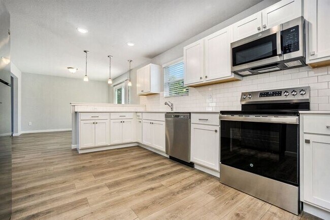 Foto del edificio - 3137 Alder Dr SW