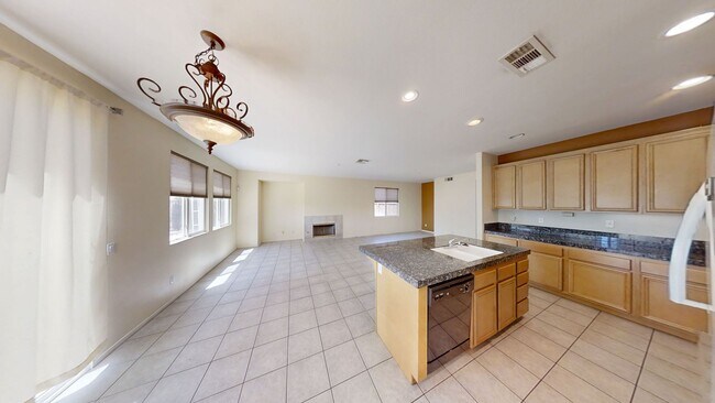 Building Photo - Spacious 4 bedroom 3 bath