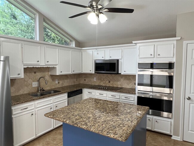 Foto del edificio - 1318 Pinecroft Dr