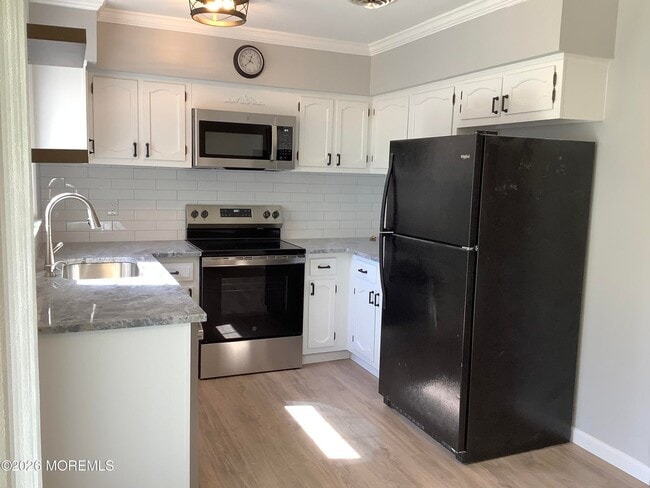 Kitchen with ss appliances - 7B Ivy St