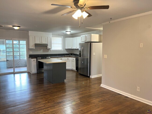 Building Photo - 965 N Pierce Ave