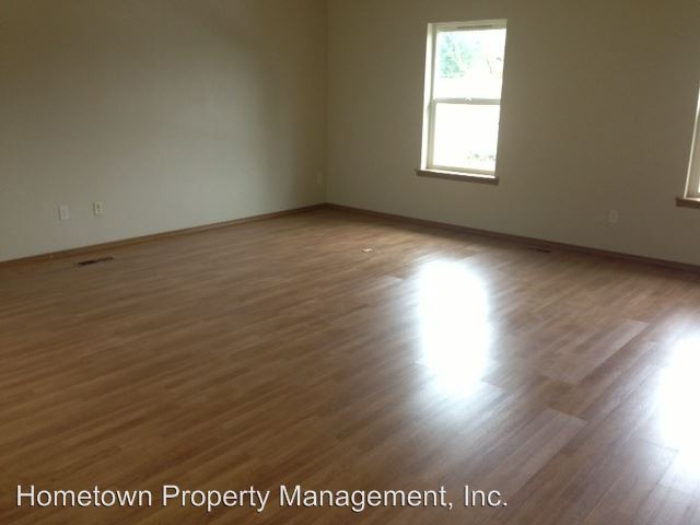 Building Photo - 328 Wichman St S