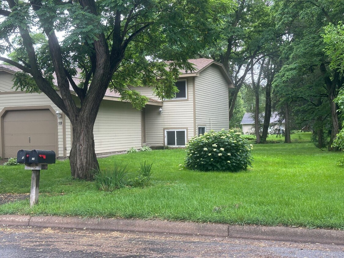Foto principal - Huge Yard! 2 bd 1 ba 1 car garage plus par...