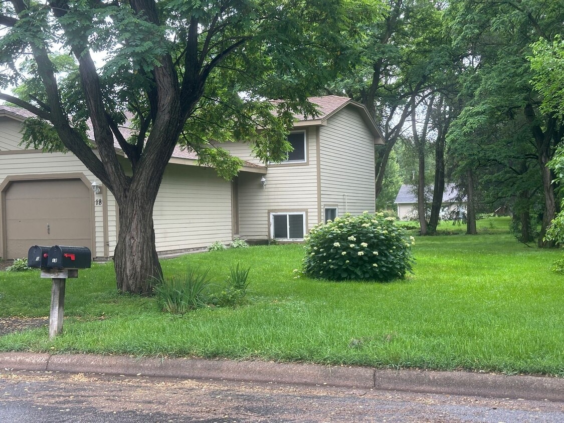 Primary Photo - Huge Yard! 2 bd 1 ba 1 car garage plus par...
