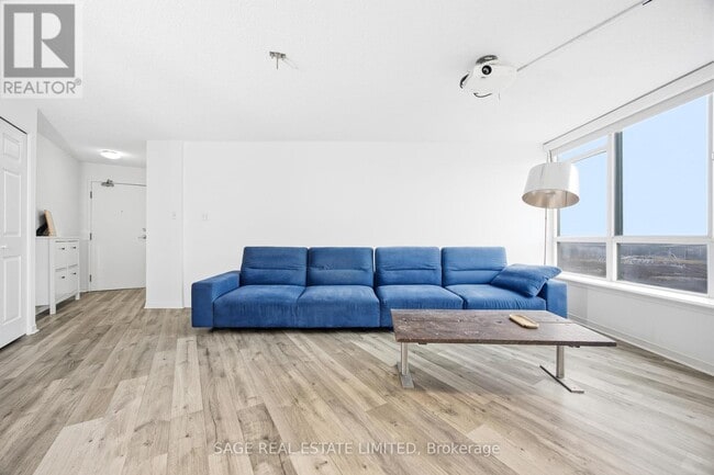 Building Photo - 801 King St W