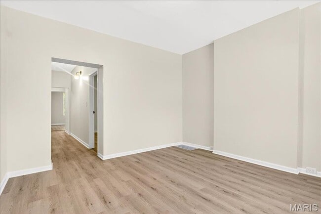 Foto del edificio - Russell Blvd -4045