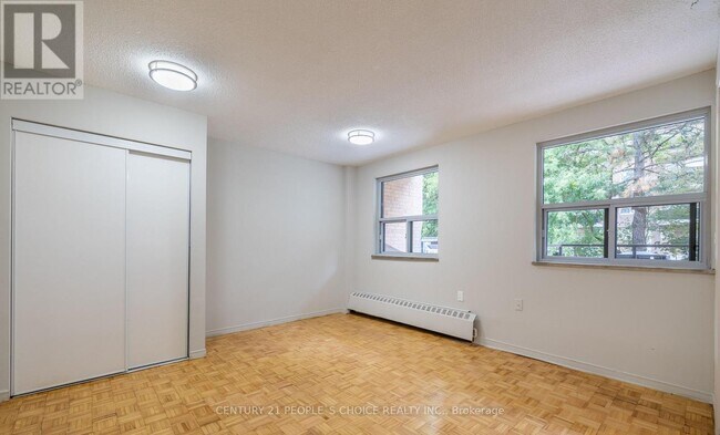 Photo du bâtiment - 573 N Service Rd