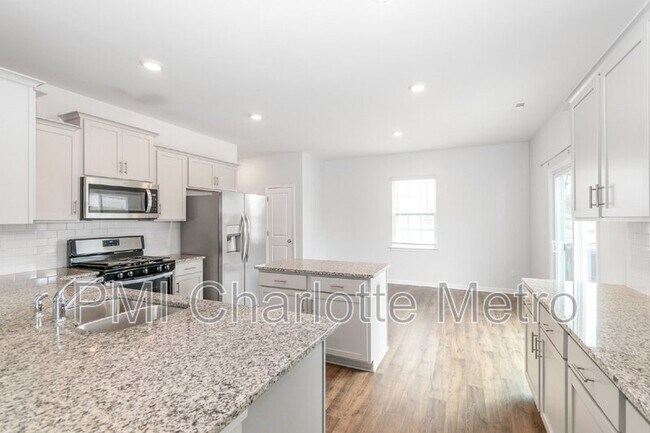 Building Photo - 8019 Rowling Dr