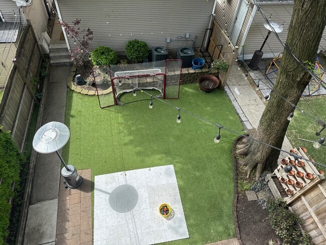 Photo - 1709 W Fletcher St Apartments