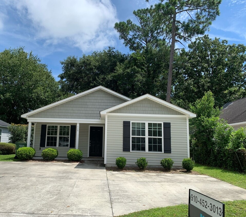 3 Bedroom, 2 Bath House Available Now - 3 Bedroom, 2 Bath House Available Now