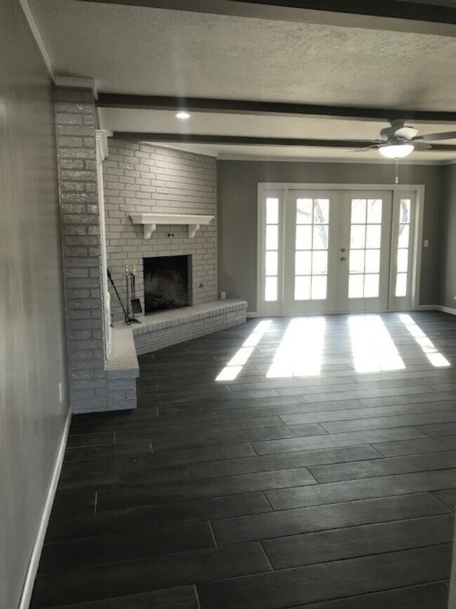 Foto del edificio - Newly Updated - Granite Counters - 4 Bd/3 Ba - Spacious