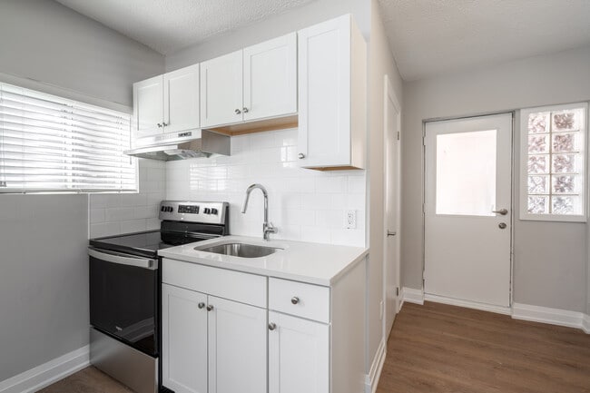 Building Photo - 2 Bedroom Unit in Small walk up