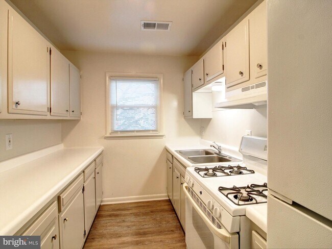 Foto del edificio - 1599 N East St