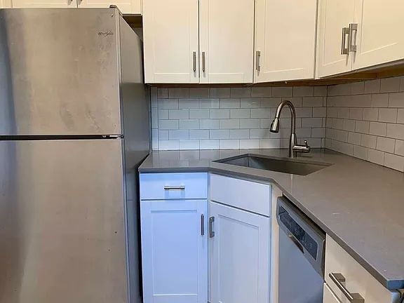 Building Photo - "Chic Urban Retreat: Cozy 1-Bedroom Condo in Vibrant Astoria!"