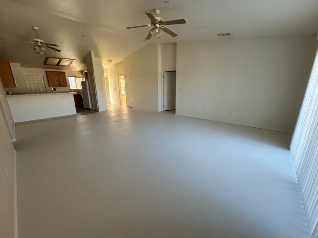 Foto del edificio - 4 bedroom home close to Joshua Tree National Park!