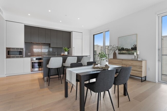 Building Photo - The Vista - 2 bed/2.5 bath Pearl District Condo w/parking/storage/concierge/most utilities/amenities