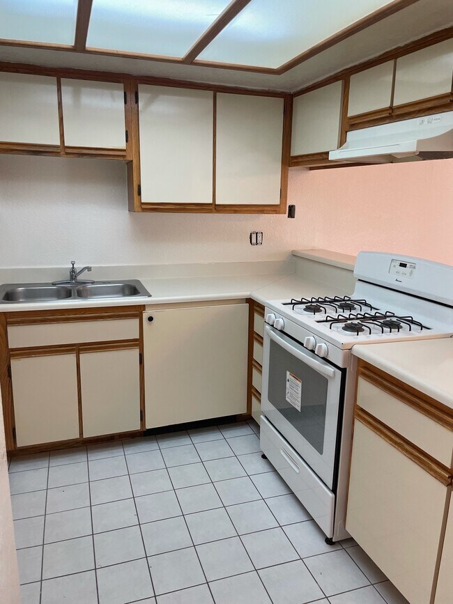 Building Photo - 1055 E Spazier Ave