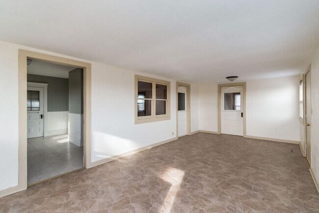 Foto del edificio - UNIQUE ACREAGE!!  4 Bedroom, 2 Bathroom House in Ames