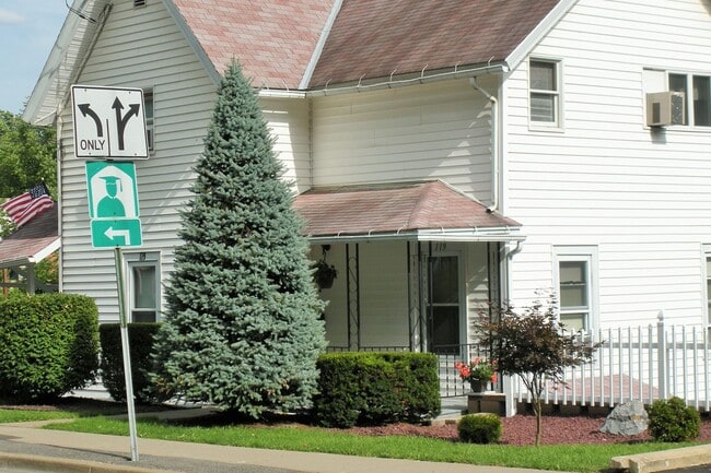 Acogedor hogar con apartamentos universitarios - 119 Chestnut St