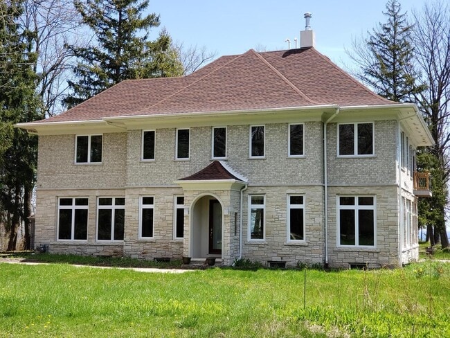 Building Photo - 598 Lake Shore Rd