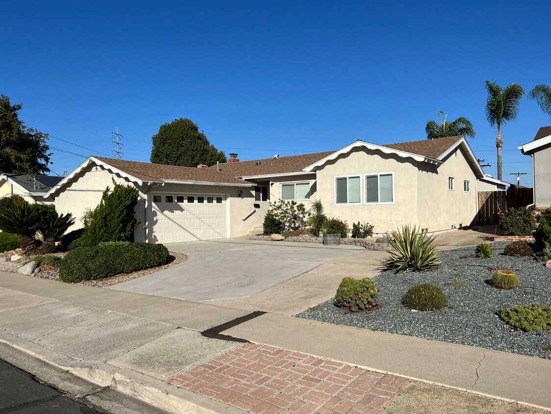 Foto principal - 2421 Casement St