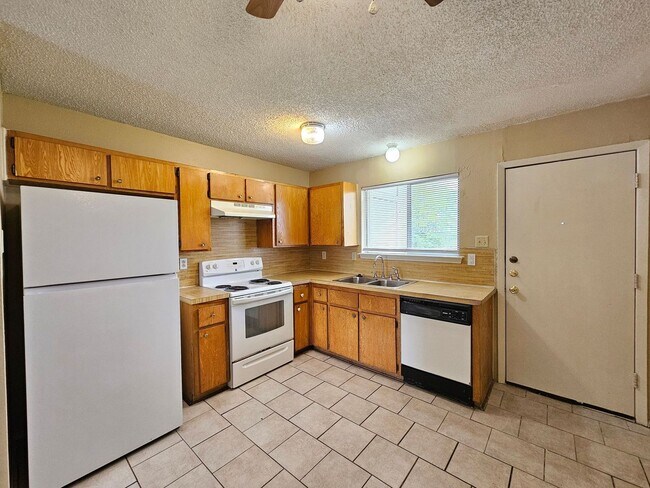 Foto del edificio - RENT SPECIAL - AVAILABLE NOW!