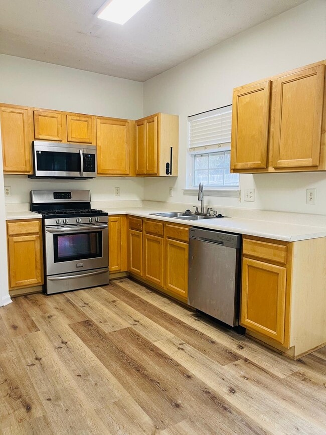 Foto del edificio - 3709 Hutchinson Trace Dr