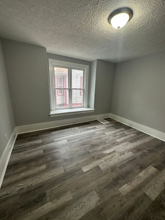 Building Photo - South Collinwood 7 Bed Single