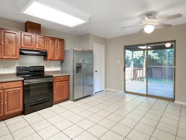 Foto del edificio - Northeast 3/2 with New Bedroom Floors & Covered Patio