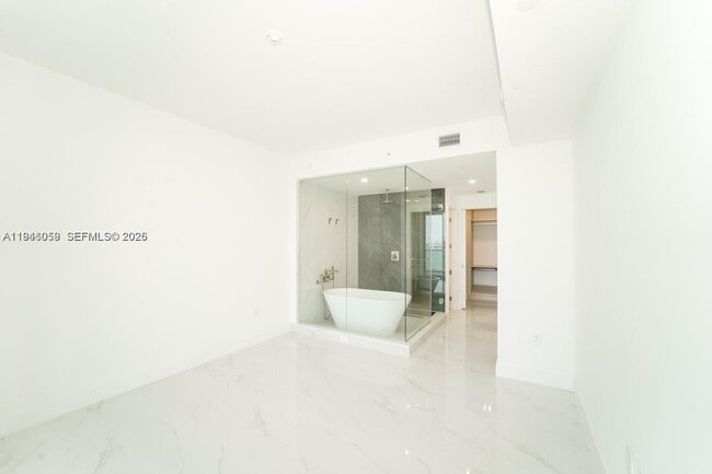 Foto del edificio - 700 NE 24th St