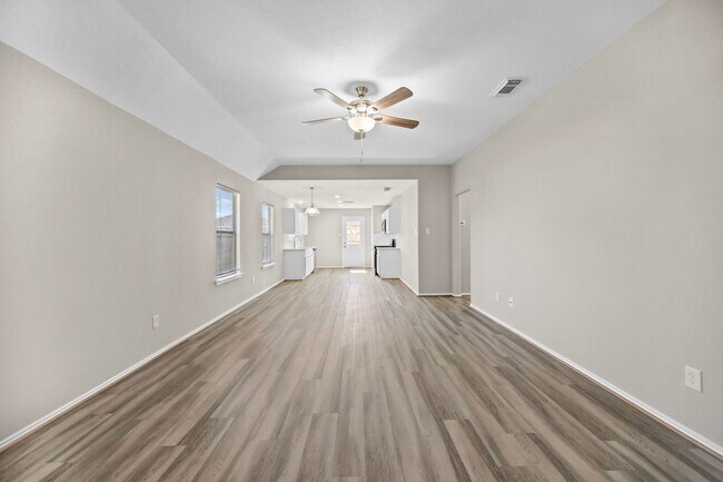 Foto del edificio - Discover the perfect blend of modern luxury and functional design in this impeccably remodeled ho...