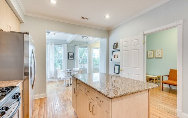 Building Photo - Sunny 2 bed with private deck access - Riv...