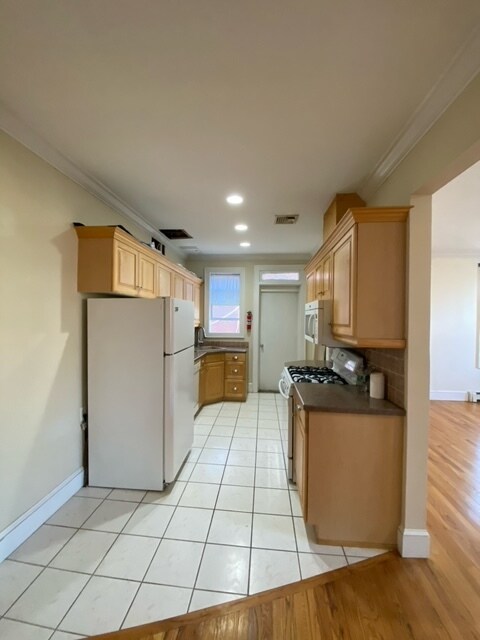 Foto del edificio - 465 Bedford Rd