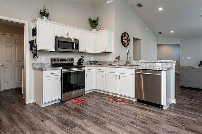 Building Photo - Gorgeous Three Bedroom in Towne Park Estates