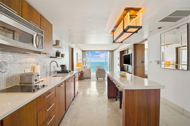 Foto del edificio - 6801 Collins Ave