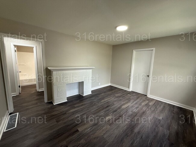 Foto del edificio - $1245 - 4 bedroom / 1 bathroom - Beautiful...