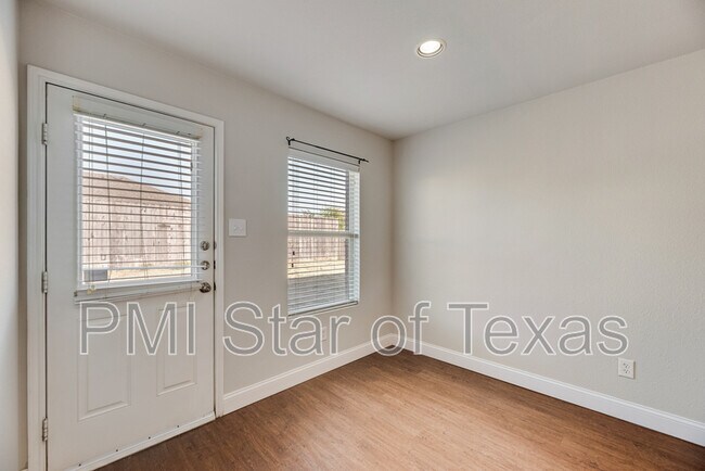 Building Photo - 1034 Churchill Dr