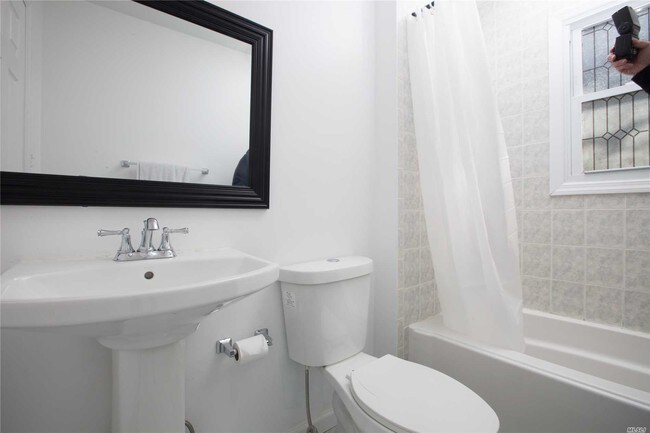 Building Photo - 54 Oakdale Ave