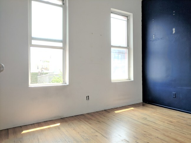 Building Photo - 903 Metropolitan Ave