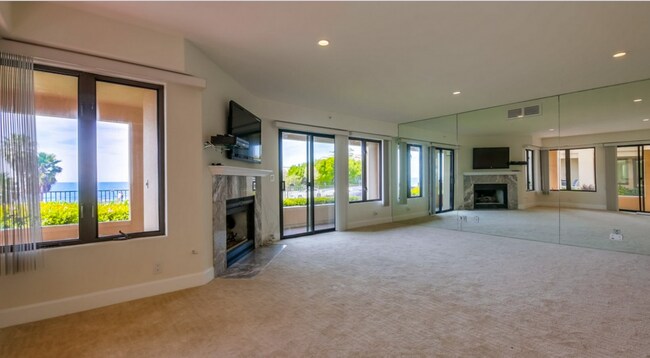 Building Photo - Beach Front Living 2 bed / 2 bath Condo in...