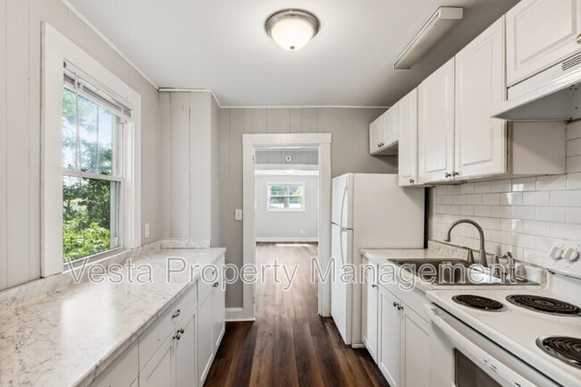 Building Photo - 4 Farrwood Ave