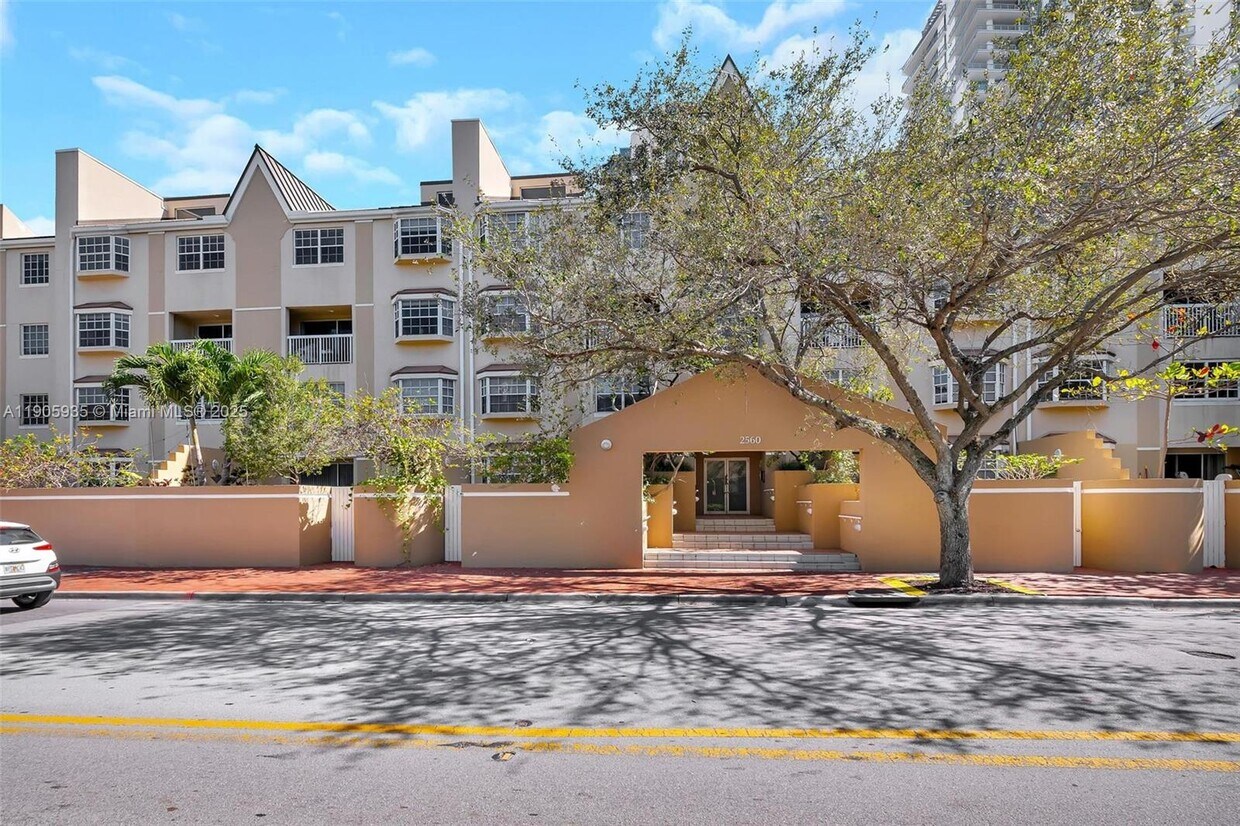 Foto principal - 2560 Tigertail Ave