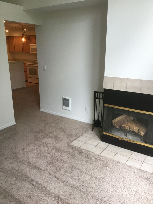 Building Photo - 3 Bedroom Townhome in a desirable Silverda...