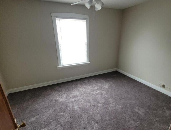 Building Photo - 1006 S Menard Ave