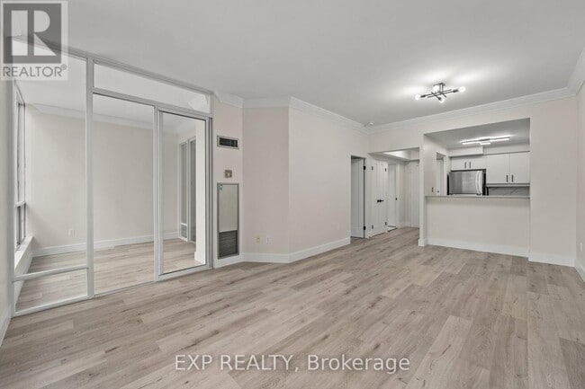 Building Photo - 942 Yonge St