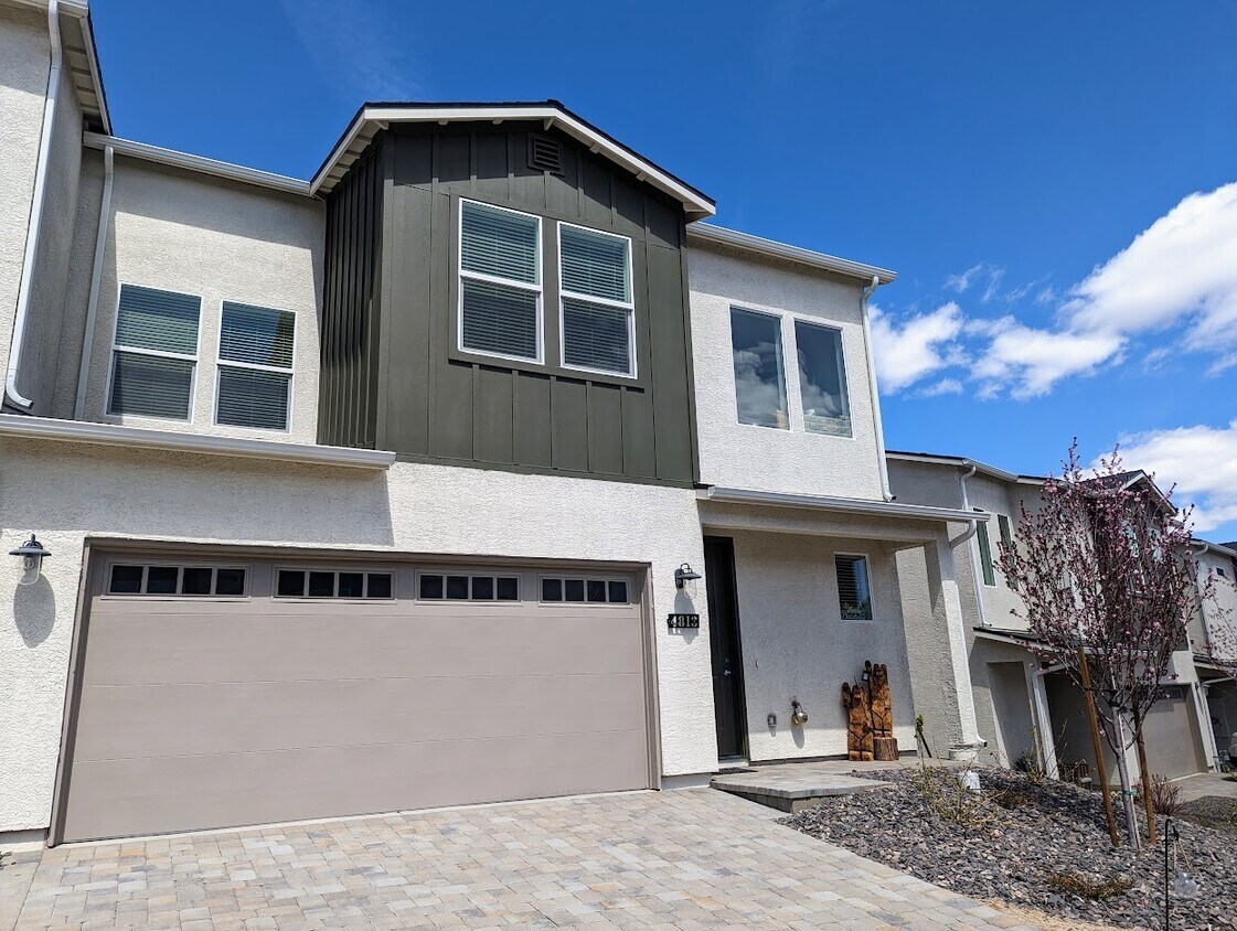 4813 Black Falcon Way, Sun Valley, NV 89433 Townhome Rentals in Sun