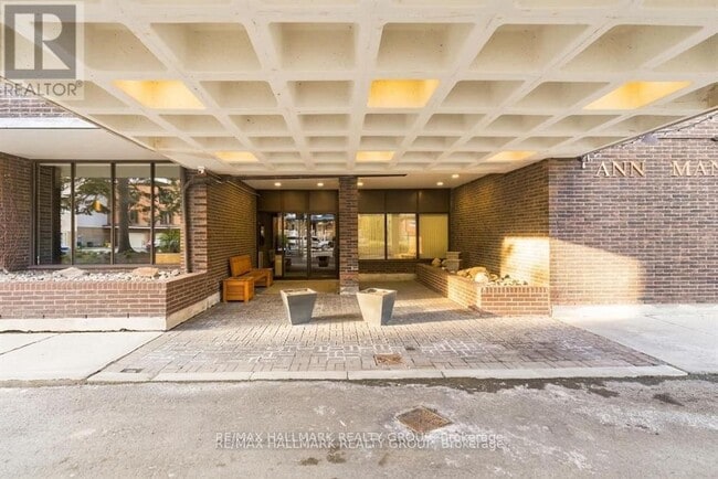 Building Photo - 71 Somerset St W