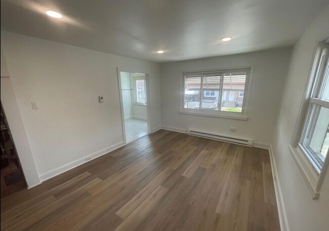 1st Flr Living room - 3947 Claridge St
