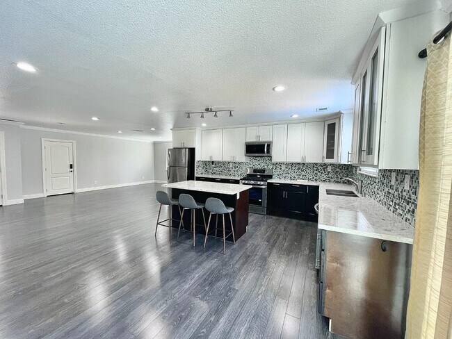 Building Photo - 40753 Sundale Dr